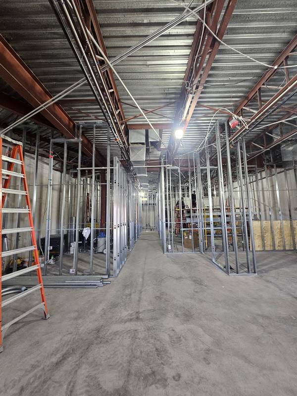 Montage de cloisons à ossature d'acier en chantier commercial