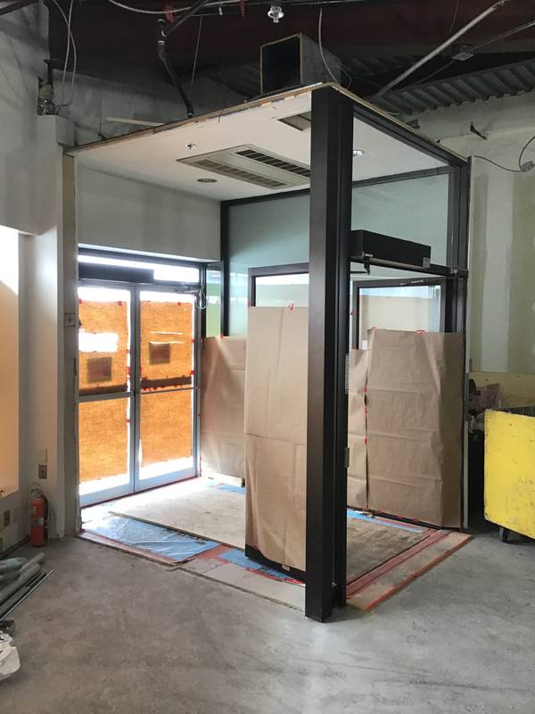 Vestibule à cadre d'acier en construction