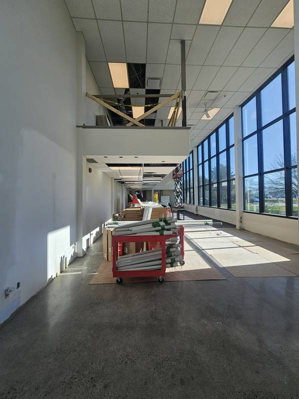 Plateau commercial fenestré en travaux