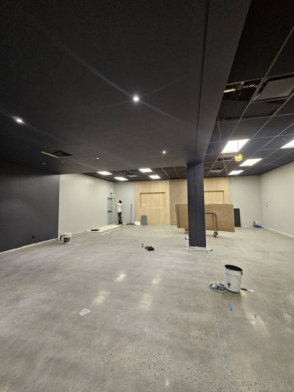 Local commercial, plafond apparent